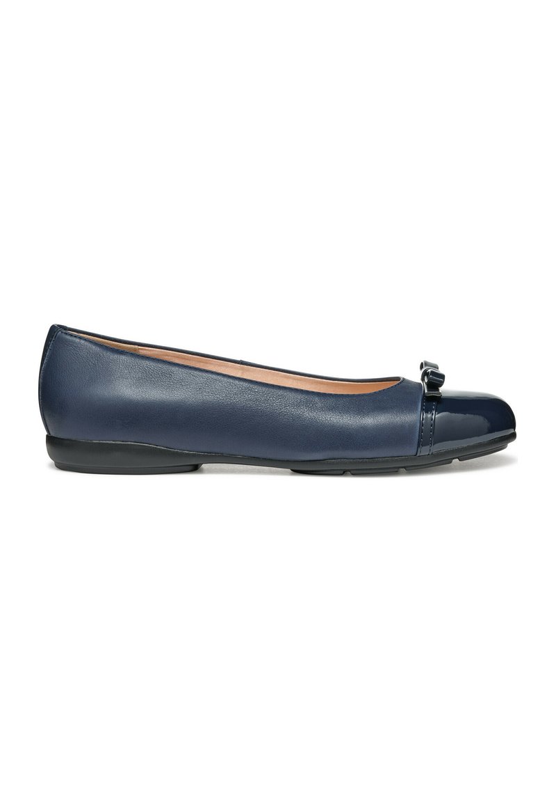 Ballerines en cuir bleu marine avec un embout brillant, un détail en nœud, une semelle noire flexible et une texture lisse. Design ergonomique pour le confort.