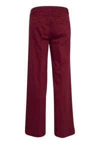 Pantalones de pierna ancha burdeos hechos de algodón, con un frente plano, dos bolsillos traseros y un borde inferior rematado. Textura suave, sin patrones visibles.