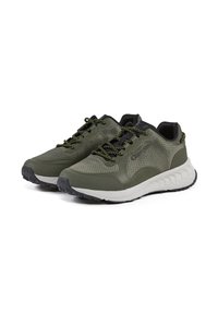 Scarpe da ginnastica verdi con tomaia in mesh testurizzato, dettagli neri e lacci gialli a contrasto. Suola intermedia bianca spessa e suola in gomma nera.