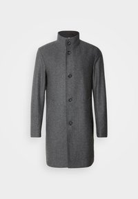 Manteau pour homme en laine grise avec col montant et quatre boutons noirs sur le devant, présenté sur un fond blanc.