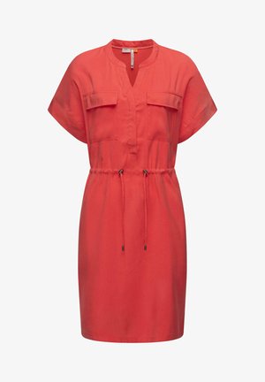 Czerwona, krótko rękawowa sukienka z dekoltem w serek, dwoma kieszeniami na piersiach i ściągaczem w pasie. Wykonana z lekkiego materiału o gładkiej fakturze.