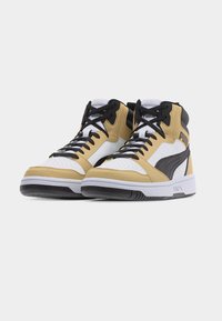 Ζευγάρι ψηλά αθλητικά παπούτσια με μπεζ, λευκά και μ αύρα πάνελ, μαύρα κορδόνια και το λογότυπο Puma στη πλευρά και στη γλώσσα.