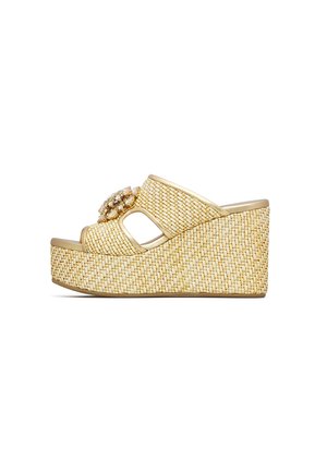 Sandalo con zeppa beige intrecciata con punta aperta, ritaglio laterale e decorazione gioiello sulla fascia superiore.