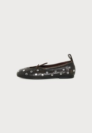 ALOHAS ROSALIND ALL STUDS VINTAGE EFFECT BROWN LEATHER BALLET FLATS - Ballerines - brown