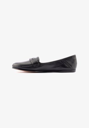 Mocassino slip-on in pelle nera con suola bassa e piatta e dettaglio a fascia sulla parte superiore, visto di lato su sfondo bianco.
