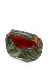 Borsa in vernice verde con design arricciato, dotata di cerniera arancione e fodera interna. Include una tasca interna per riporre oggetti.