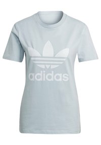 Šviesiai mėlyna medvilninė marškinėliai su trumpomis rankovėmis, su dideliu baltu Adidas logotipu ir trimis juostelėmis po prekės ženklu.
