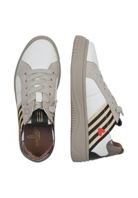 Weiß-beige Sneaker mit strukturiertem Obermaterial, ausgestattet mit schwarzen und beigen Streifen, grauen Akzenten und einem roten Herz-Detail. Flache Schnürsenkel, Gummisohle.