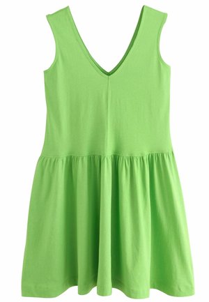 Robe vert clair sans manches avec un col en V et une taille froncée, fabriquée dans un tissu doux, présentée sur un fond blanc uni.