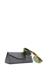 Occhiali da sole con montatura in tartaruga e lenti verdi, accompagnati da un elegante astuccio triangolare nero testurizzato con chiusura a patta.