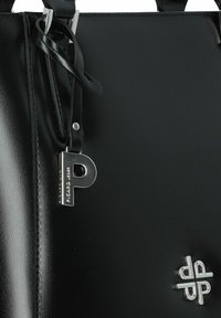 Schwarze Lederhandtasche mit glatter Textur, silbernem Zubehör und einem auffälligen Logoschild mit einem "P". Das Design umfasst zwei obere Griffe.