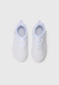 Baskets blanches avec une tige en cuir lisse et en mesh, bout arrondi et accents bleu clair sur la languette et le doublure. Lacets noués.