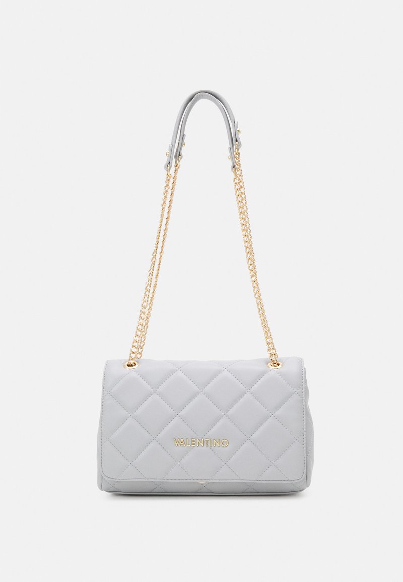 Borsa a mano in pelle grigia trapuntata con tracolla in catena dorata e dettagli con logo. Forma rettangolare con una texture liscia e design a motivo a diamante.