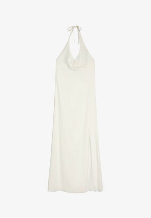 Langes weißes Neckholder-Kleid mit tiefem Ausschnitt, kleinem Blumendetail an der Brust und seitlichem Schlitz im Rock.