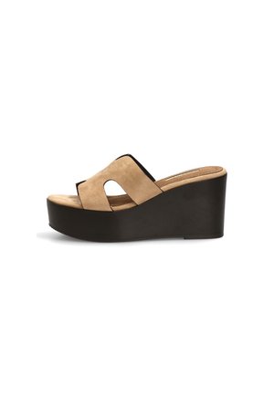 Sandalia cuña de ante beige con puntera abierta, suela de plataforma gruesa negra y diseño recortado en el lateral.