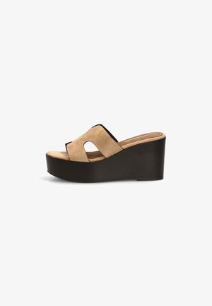 Sandalia cuña de ante beige con puntera abierta, suela de plataforma gruesa negra y diseño recortado en el lateral.