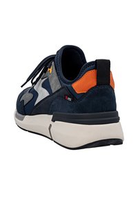 Marineblaue Wildleder-Sneaker mit grauen und orangefarbenen Akzenten, ausgestattet mit einer auffälligen weißen Sohle, rundem Design und strukturierten Materialien. R-TEX-Branding sichtbar.