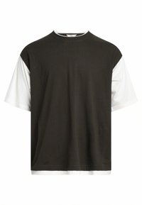 Tricou cu mânecă scurtă, cu un corp de culoare verde închis și mâneci albe. Fabricat din bumbac, are un decolteu rotund și o croială lejeră.
