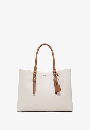 Gestepptes weißes Tragetasche mit braunen Ledergriffen und Akzenten. Verfügt über verstellbare Schultergurtbeschläge und ein kleines Anhängeschild.