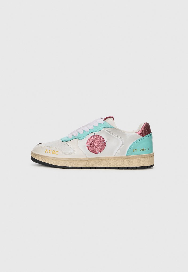 Sneakers med overdel i hvitt lær, mintgrønne aksenter, rosa glitrende sirkel detalj og tan gummisåle. Har hvite snørebånd og logo.