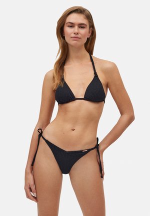 Bikini negro con parte superior de triángulo y parte inferior ajustable con lazo. La tela texturizada presenta sutiles detalles de patrón. Diseño minimalista.