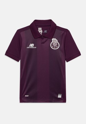 Tmavofialová polokošeľa s krátkym rukávom s logom New Balance na pravej strane hrudníka a detailným emblémom na ľavej strane hrudníka.