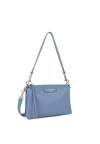 Sac à main en cuir bleu clair avec fermeture éclair, bandoulière réglable et éléments en métal doré. Présente un logo à l'avant.