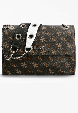 Sac à main Guess marron et noir à motif avec logo argenté, doté de bandoulières en cuir noir et blanc avec de grands œillets et une chaîne argentée.