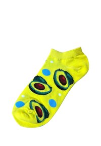 Gele enkelsok met avocadohelften en een patroon van blauwe en witte stippen op een witte achtergrond.