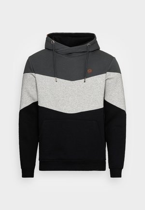Hettegenser med en chevron-design i mørkegrå, lys grå og svart, med en frontlomme og snøring.