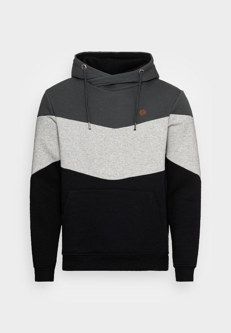 Sudadera con capucha que presenta un diseño de cheurón en gris oscuro, gris claro y negro, con un bolsillo canguro en la parte delantera y detalles de cordón.