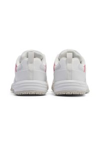 Weiße Sportschuhe mit strukturierten Mesh-Einsätzen und rosa Akzenten. Verfügt über eine Zuglasche an der Ferse und eine Gummisohle mit rutschfestem Profil.