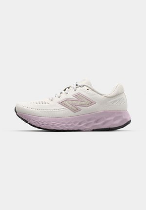Leichter Laufschuh aus weißem Mesh mit einer rosa Zwischensohle. Verfügt über eine strukturierte Sohle und ein Seitenlogo, das für Komfort und Unterstützung entwickelt wurde.