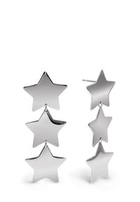 Pendientes en forma de estrella plateada con cinco estrellas apiladas, cada una con una superficie brillante y reflectante, y conectadas por pequeños eslabones.