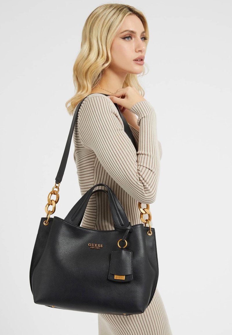 Guess NELL CHARM Handtasche schwarz Zalando.de