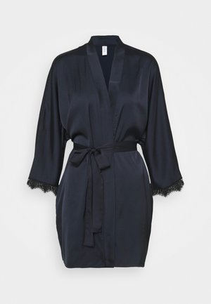 Raso navy con cintura a cravatta, caratterizzato da pizzo sulle maniche. Il design include maniche ampie e fluide e un collo a V.