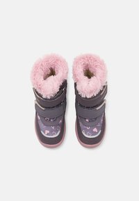 Fioletowe zimowe buty z różowym sztucznym futrem, podwójne zapięcia na rzepy, wzory serc na materiale, gumowa podeszwa, zaprojektowane z myślą o ciepłości i komforcie.