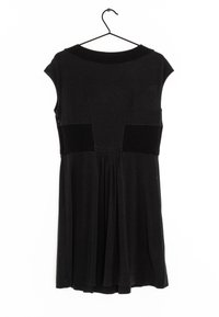 Czarna sukienka na wieszaku z rękawami typu cap, dopasowaną górą z kontrastowymi panelami z tkaniny oraz wzorem spódnicy z plisami.