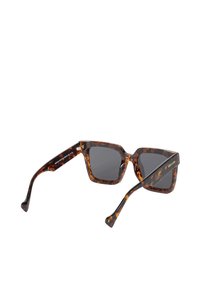 Prostokątne okulary przeciwsłoneczne w kolorze żółwia z ciemnymi soczewkami i grubymi oprawkami. Posiadają subtelne logo na zauszniku i gładką fakturę.