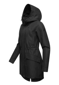 Černá nepromokavá bunda s kapucí, s pružným pasem, dvěma předními kapsami a zapínáním na druky a zip. Hladká textura, odolný materiál.