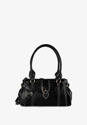 Borsa nera in pelle con doppi manici, tracolla regolabile, cuciture bianche e un ciondolo a forma di cuore in metallo sulla parte anteriore.