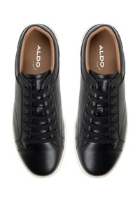 Svarta lädersneakers med en slät yta, som har en klassisk snörningsdesign, vita gummisulor och märkta innersulor.
