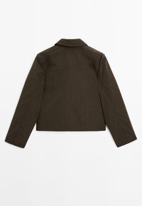 Veste marron raccourcie avec un col, des manches longues et une texture lisse. Présente un design épuré et minimal sans matériel visible.