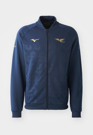 Navy Zip-Up-Jacke mit hohem Kragen, die ein dezentes geometrisches Muster sowie goldene Logo-Details auf der Brust und dem Ärmel aufweist. Weicher Stoff.