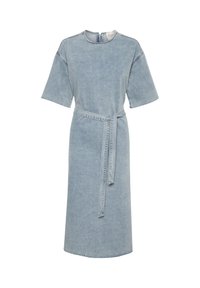 Hele sinine denimpikk-kleit lühikeste varrukatega, ümarate kaelustega ja sobiva vöödiga. Omaduseks on sirge lõige ja nähtav õmblusdetail.