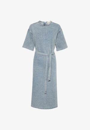 Vestido de mezclilla azul claro con mangas cortas, cuello redondo y un cinturón a juego. Presenta un corte recto y detalles de costura visibles.