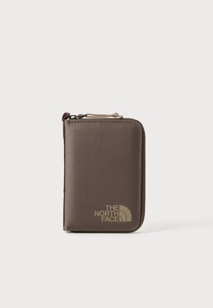 Cartera rectangular marrón con cremallera, textura de rejilla y el logotipo de The North Face en beige en la esquina inferior derecha delantera.