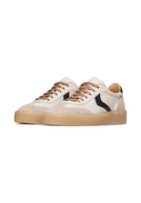 Sneaker con tomaia in pelle e suede beige, dettagli neri, lacci marroni e suola in gomma color caramello. Design a profilo basso con colletto imbottito.