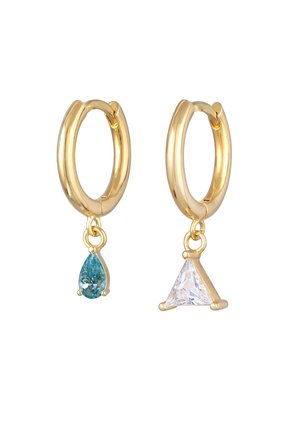 Boucles d'oreilles en or en forme de cerceau avec une pierre en forme de goutte d'eau en teal et un pendentif en pierre transparente triangulaire. Finitions métalliques lisses avec des accents brillants.