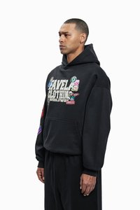 Mustast puuvillast kapuutsiga sviiter, millel on esiküljel suur graafiline trükk ja mitu värvilist plaastrit. Kanguru-tasku ja lõdva istuvusega.